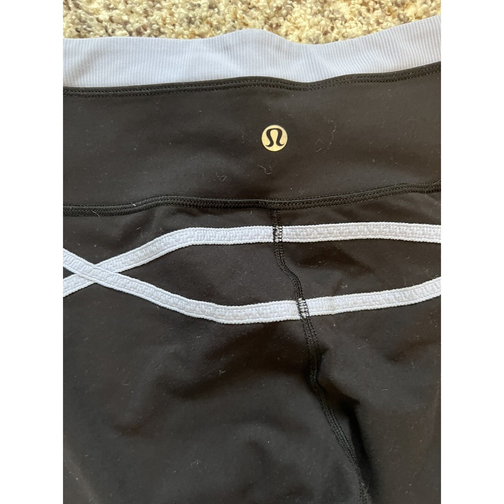 Lululemon Athletica Yoga Leggings Size 6 Black/lilac Capri Nylon/Lycra Spandex - Picture 3 of 4